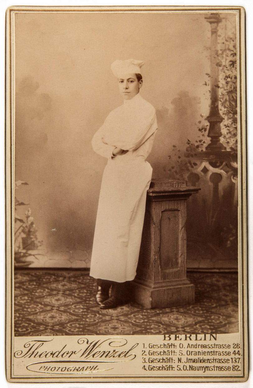 Mann in weißer Berufskleidung im Atelier Theodor Wenzel