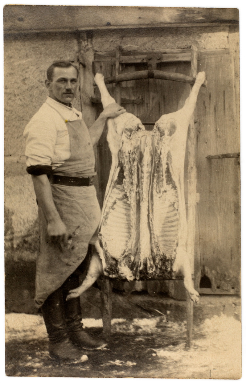 Fleischer mit Schweinehälften