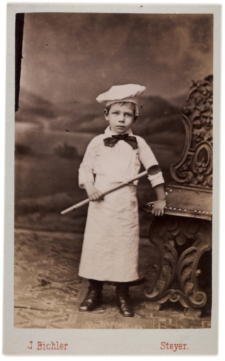 Junge in Kochkleidung im Atelier J. Bichler, Steyr