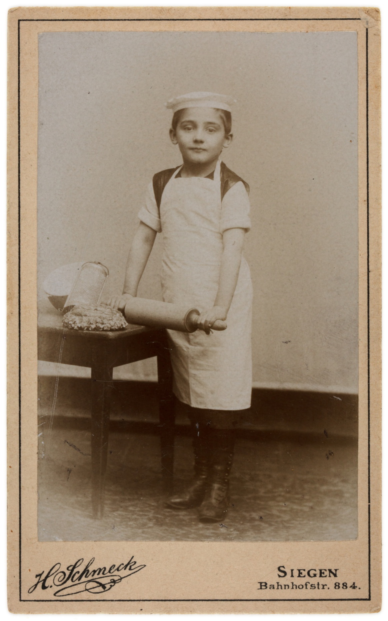 Junge in Kochkleidung im Atelier H. Schmeck, Siegen