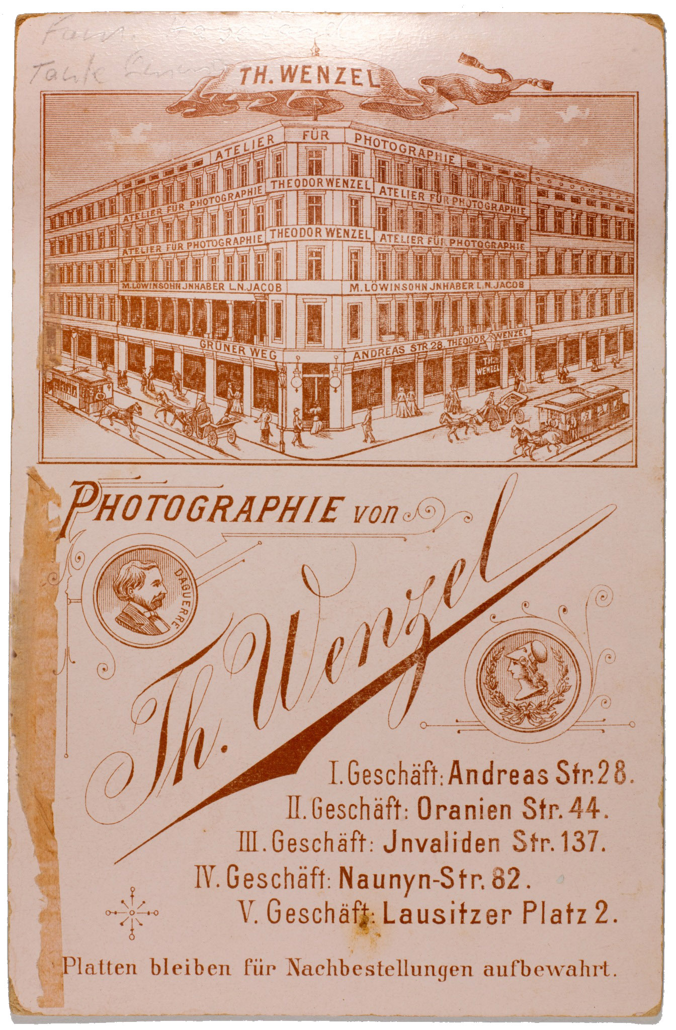 Rückseite einer Fotografie des Ateliers Theodor Wenzel in Berlin mit Atelierdarstellung und Geschäftsadressen