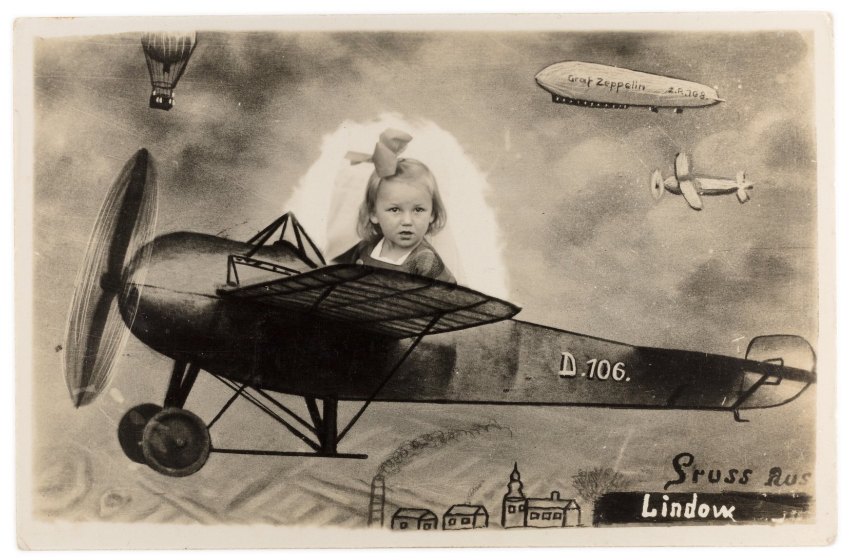 Kind in der Flugzeugvorlage D.106, mit Ballon und Luftschiff am Himmel; Gruß aus Lindow