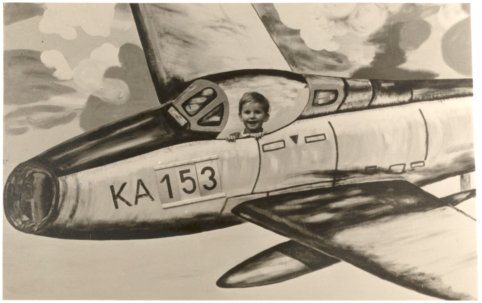 Kind in einer gezeichneten Flugzeugmontage mit der Kennung KA 153