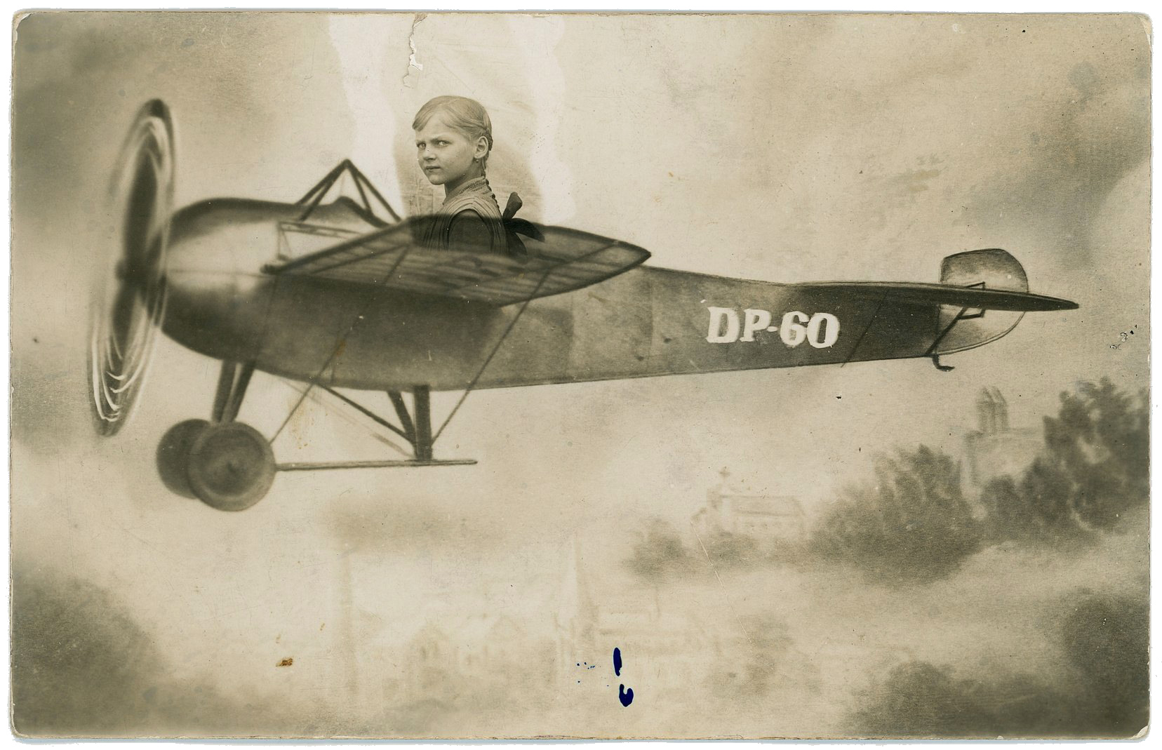 Fotomontage eines Kindes im Flugzeug DP-60 über einer Landschaft