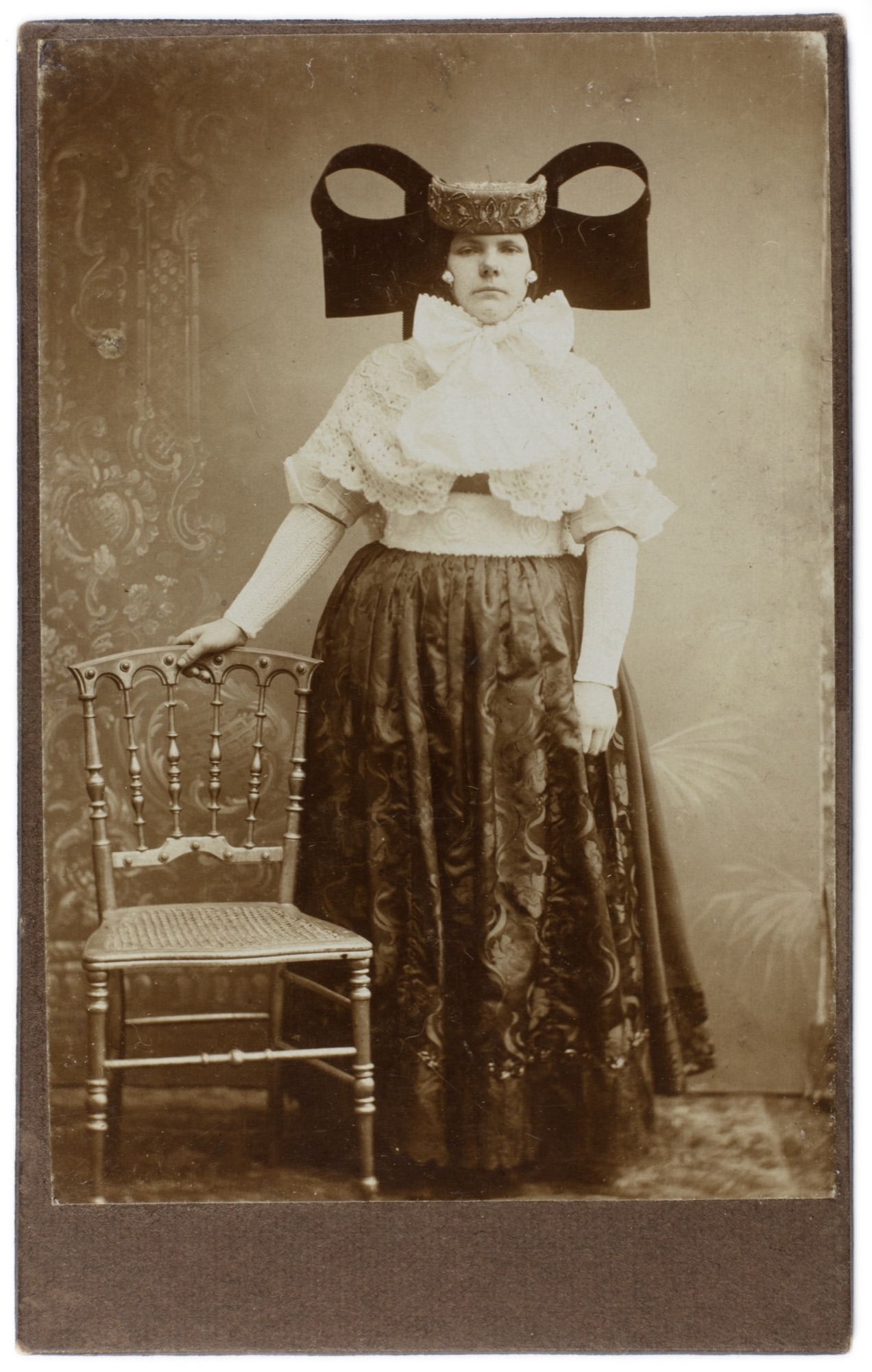 Historische
handkolorierte Fotografie einer Frau in Bückeburger
Tracht
