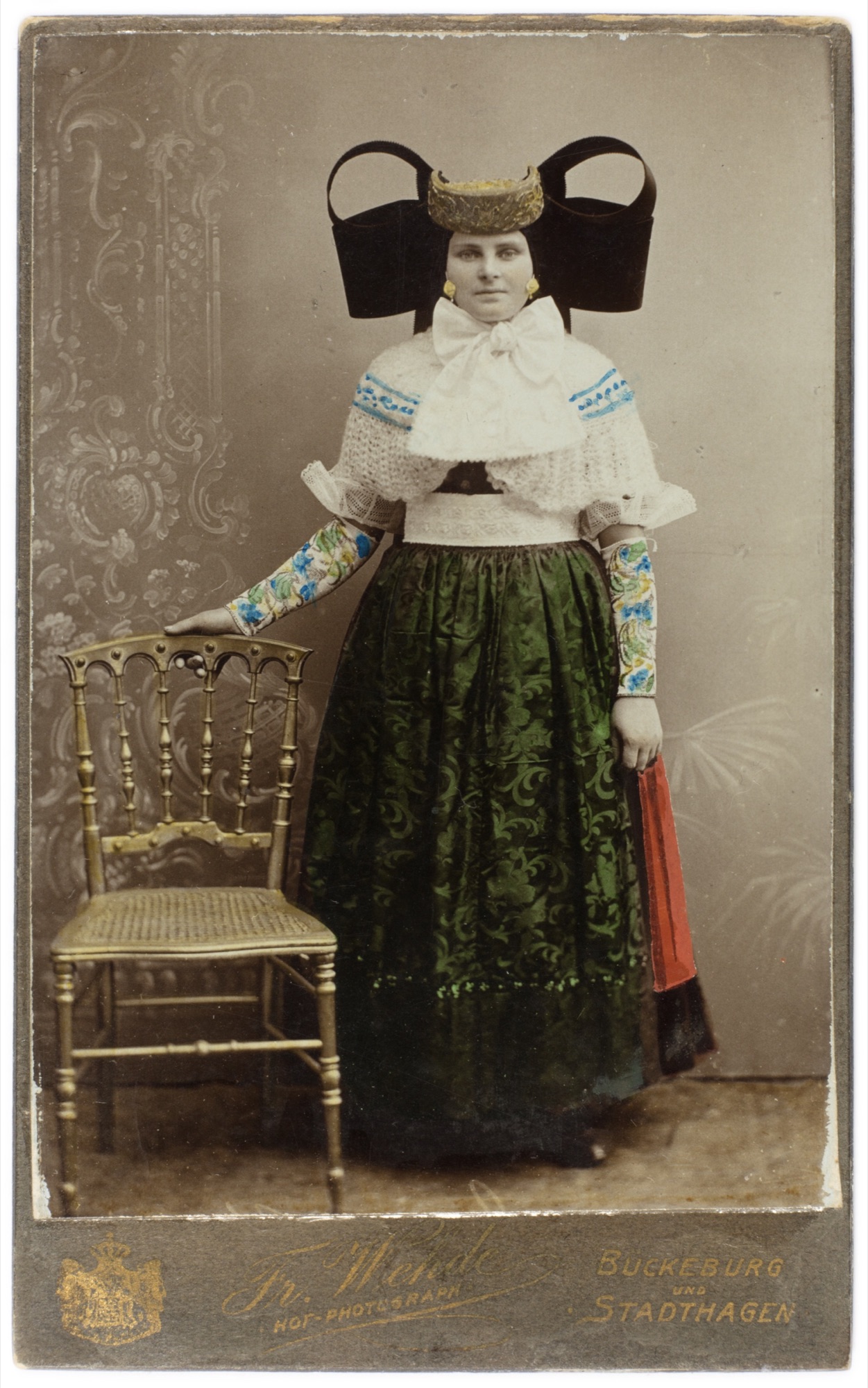 Historische handkolorierte Fotografie einer Frau
in Bückeburger Tracht