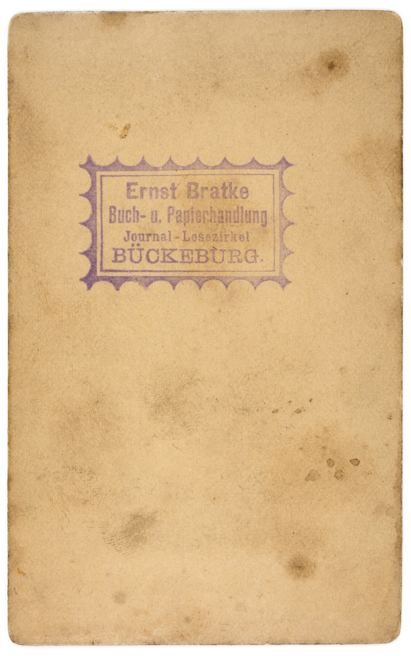 Rückseite der Trachtenfotografie mit Stempel
einer Verkaufsstelle