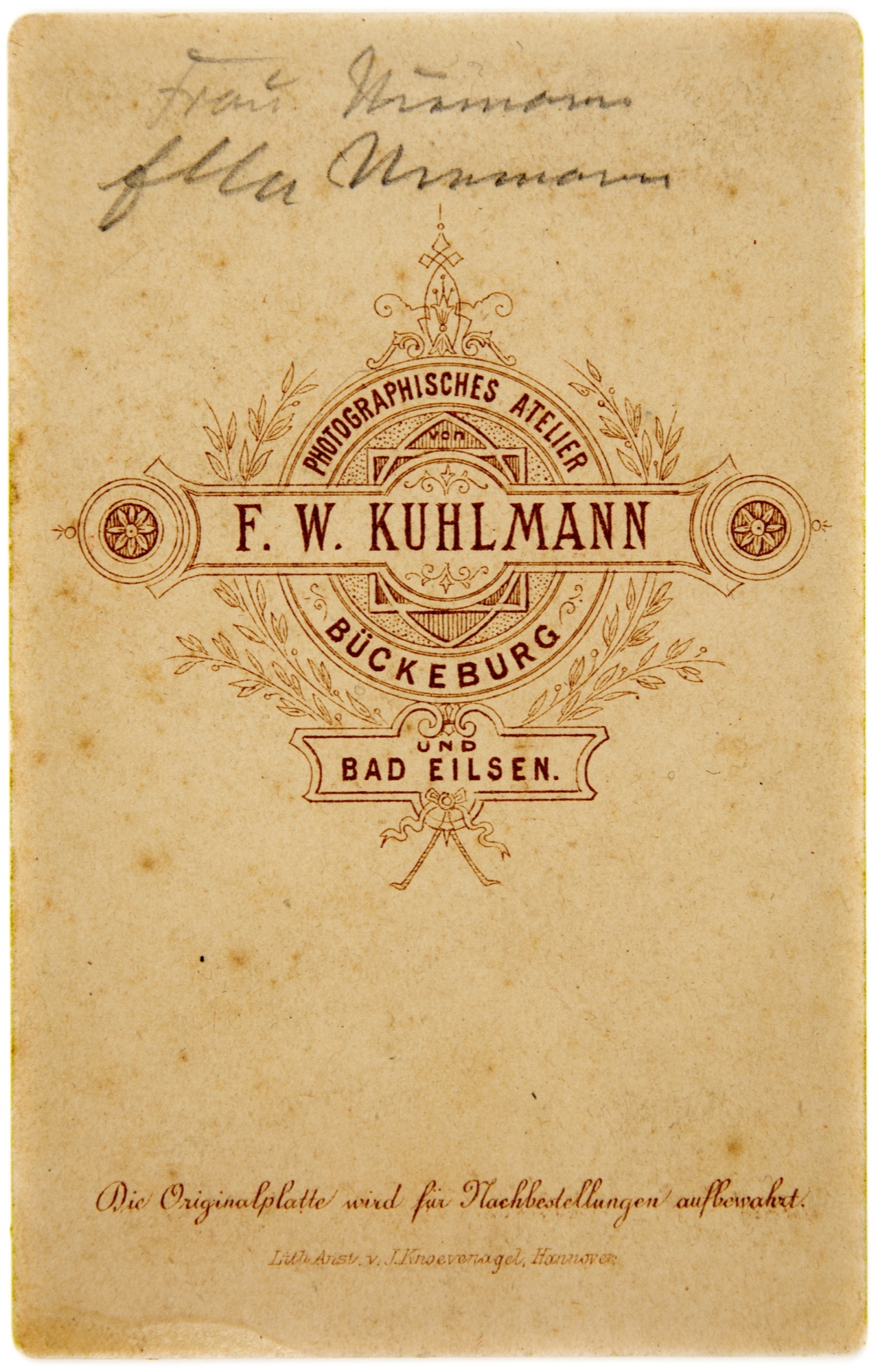 Rückseite mit den handschriftlichen Namen Frau
Baumann und Ella Baumann