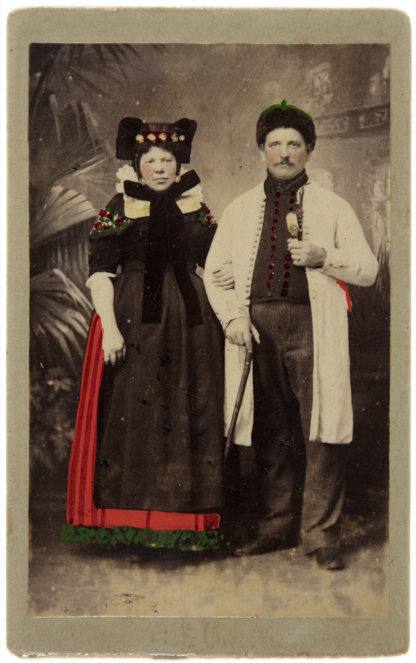 Handkolorierte historische Fotografie eines Paares in Bückeburger Tracht