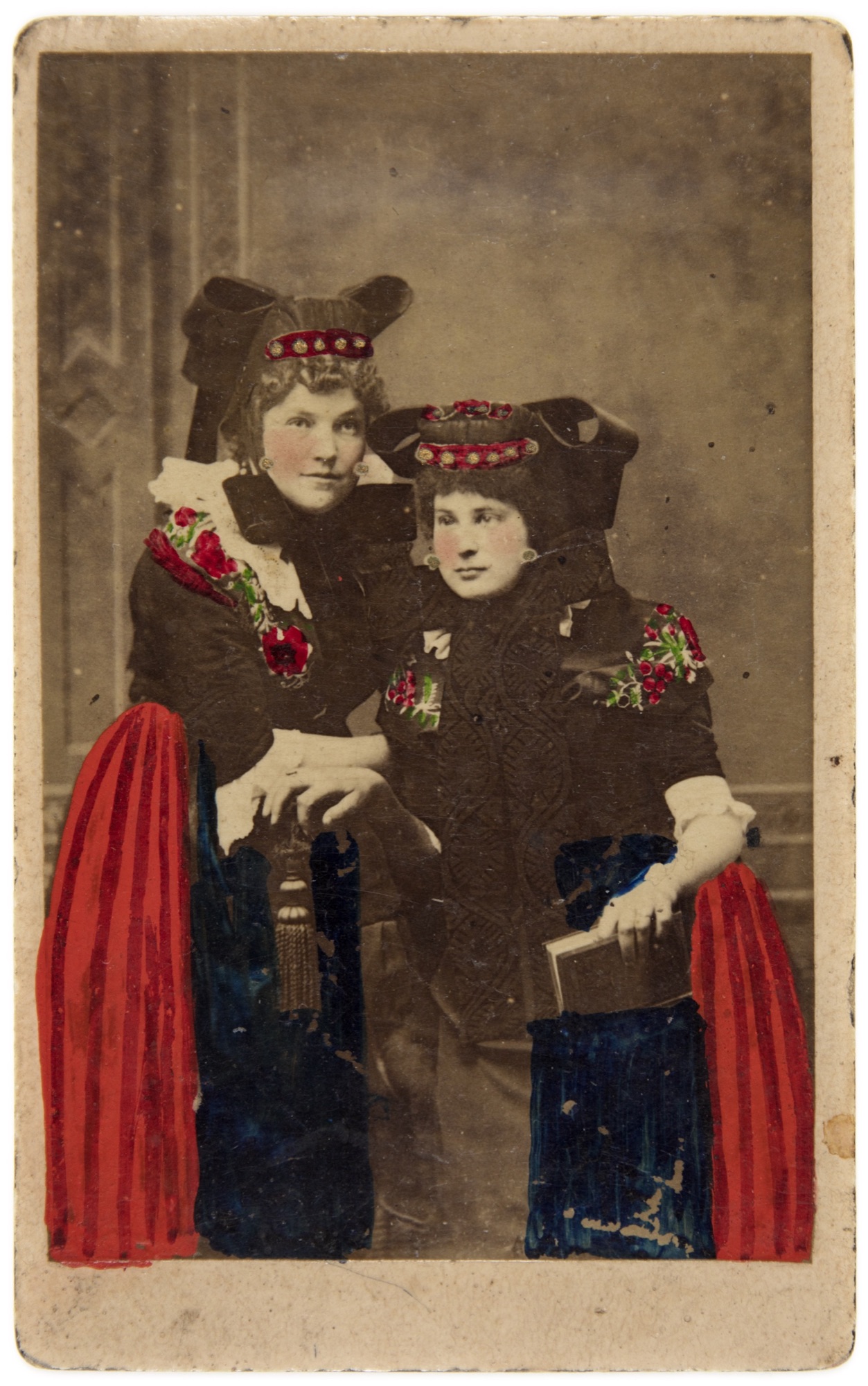 Vorderseite der
historischen Fotografie von Mathilde und Jenny