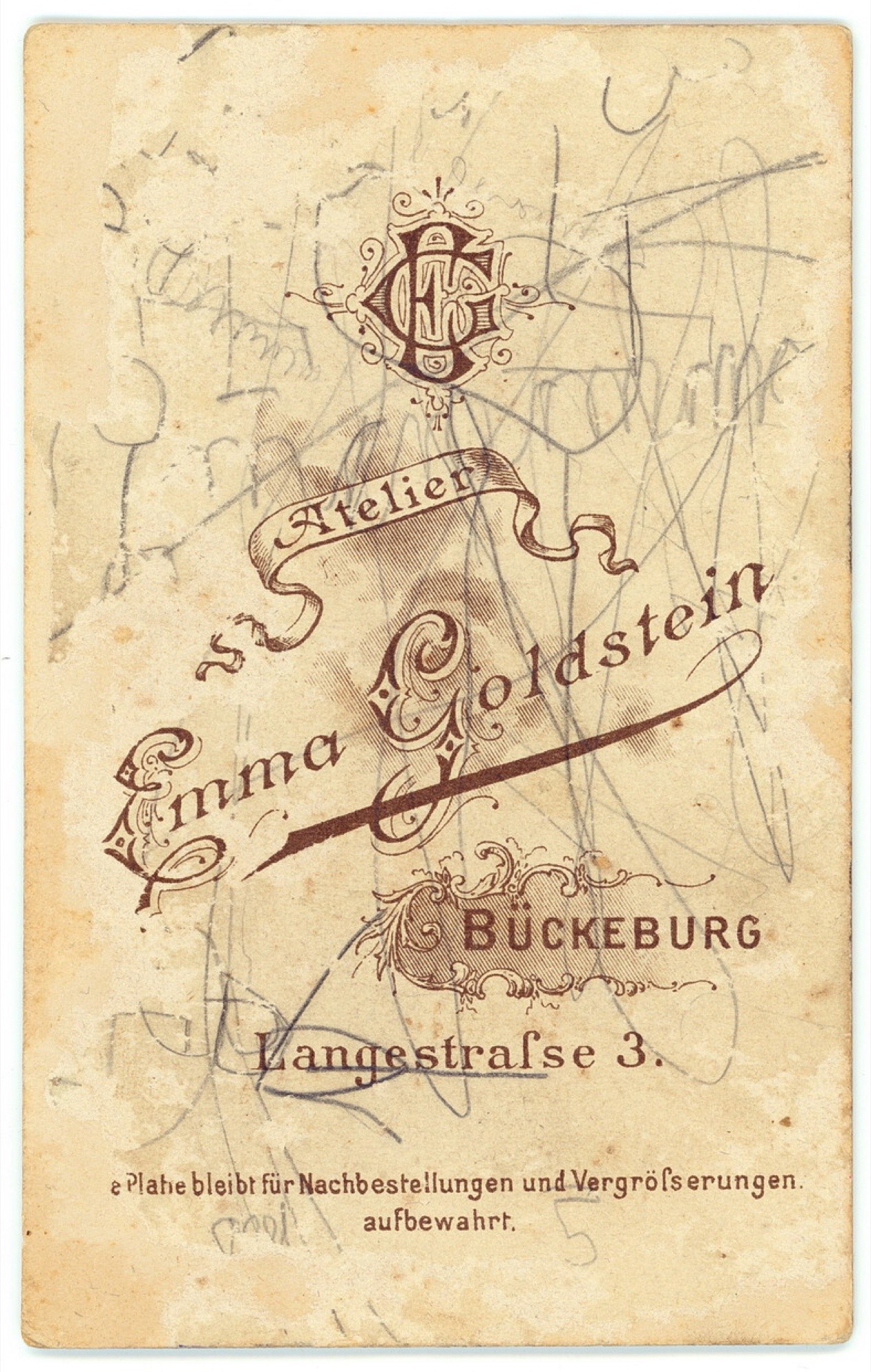 Rückseite der Fotografie mit Atelierangabe Emma
Goldstein, Bückeburg, Langestraße 3