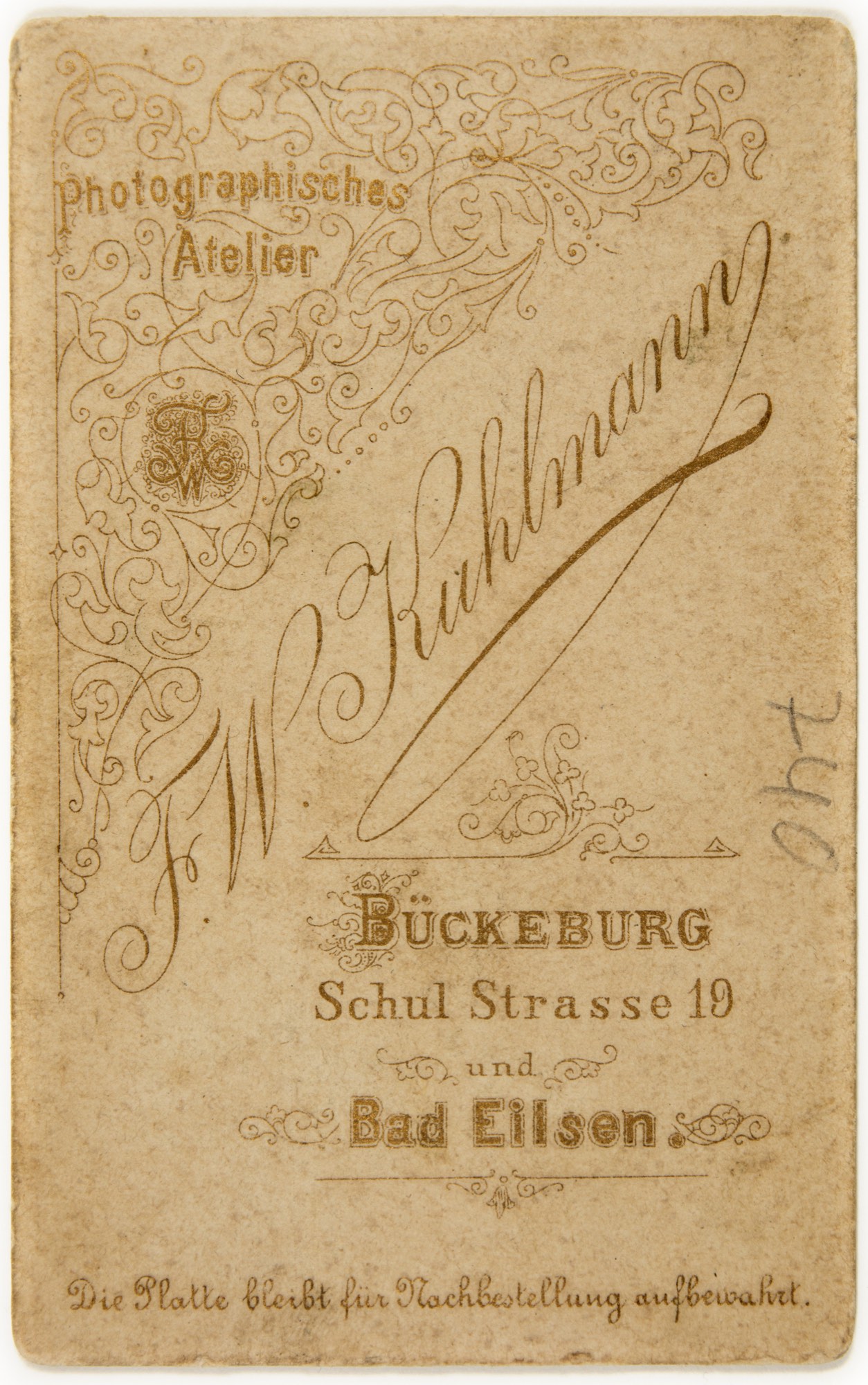 Ornamentierte Rückseite von F. W. Kuhlmann mit den Standorten Bückeburg, Schulstraße 19, und Bad Eilsen sowie Hinweis auf die für Nachbestellungen aufbewahrte Platte