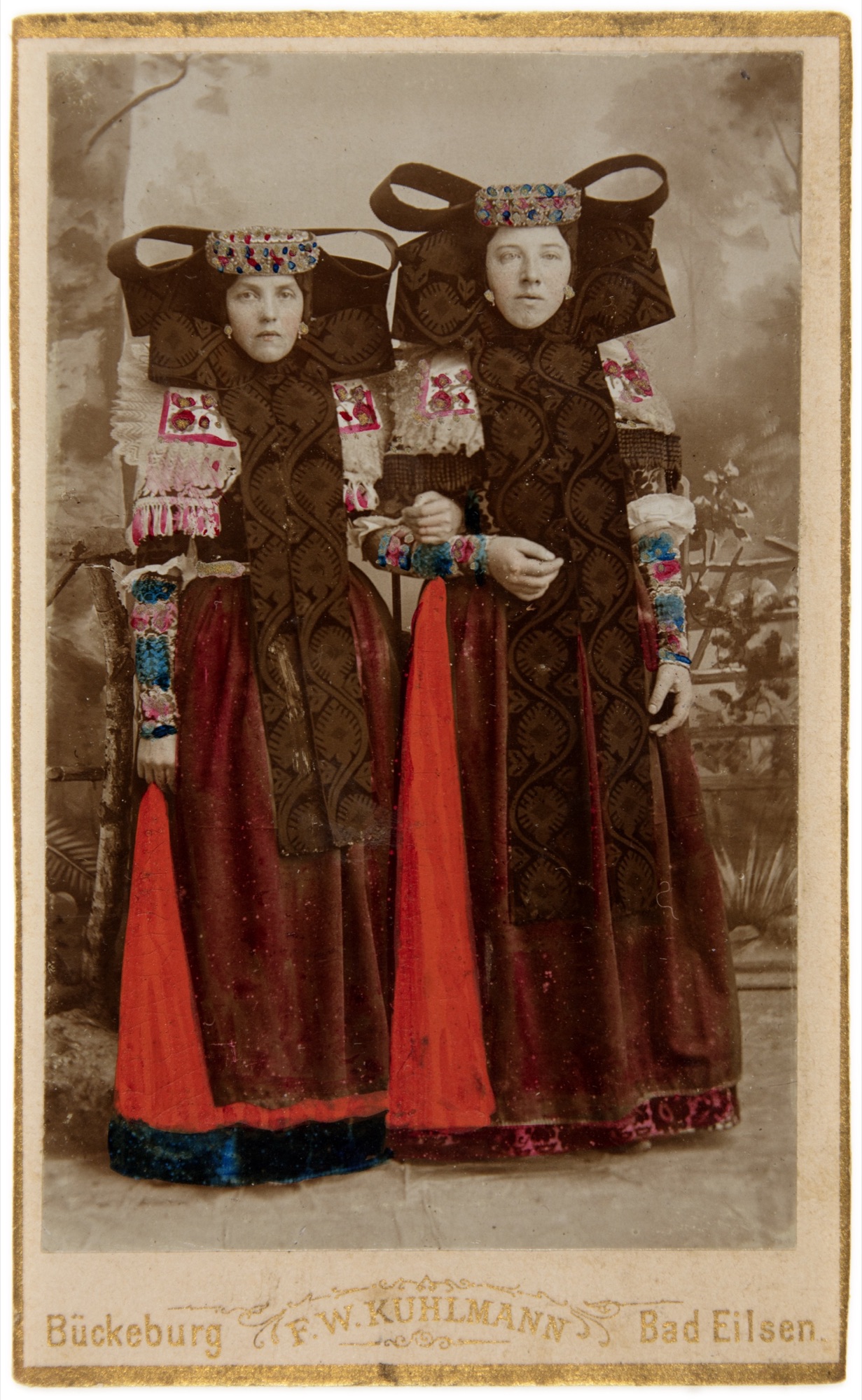 Handkolorierte Bückeburger Trachtenfotografie von
F. W. Kuhlmann