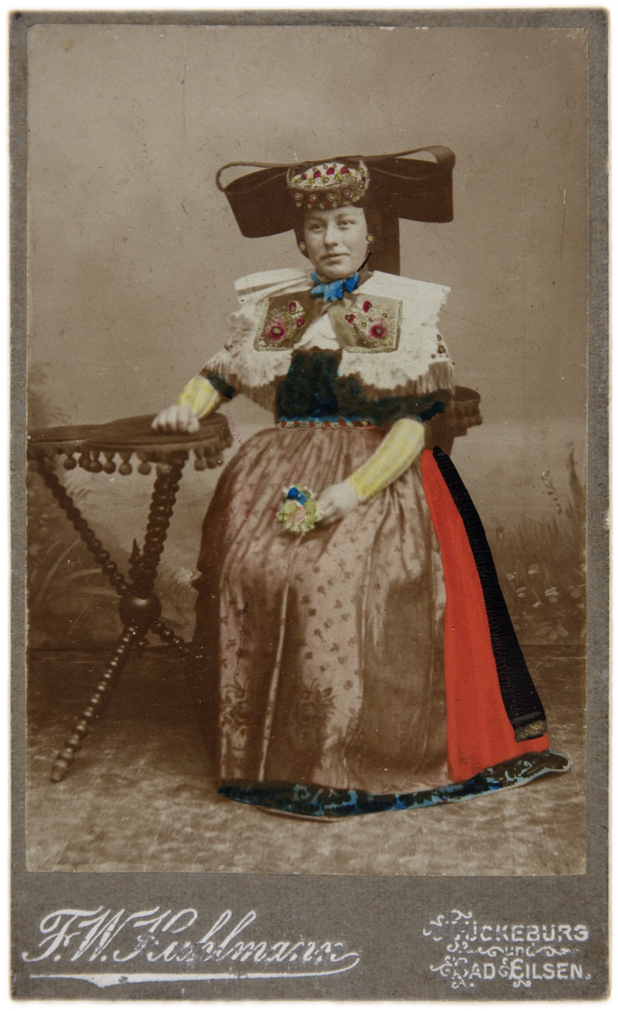 Handkolorierte Bückeburger Trachtenfotografie von
F. W. Kuhlmann