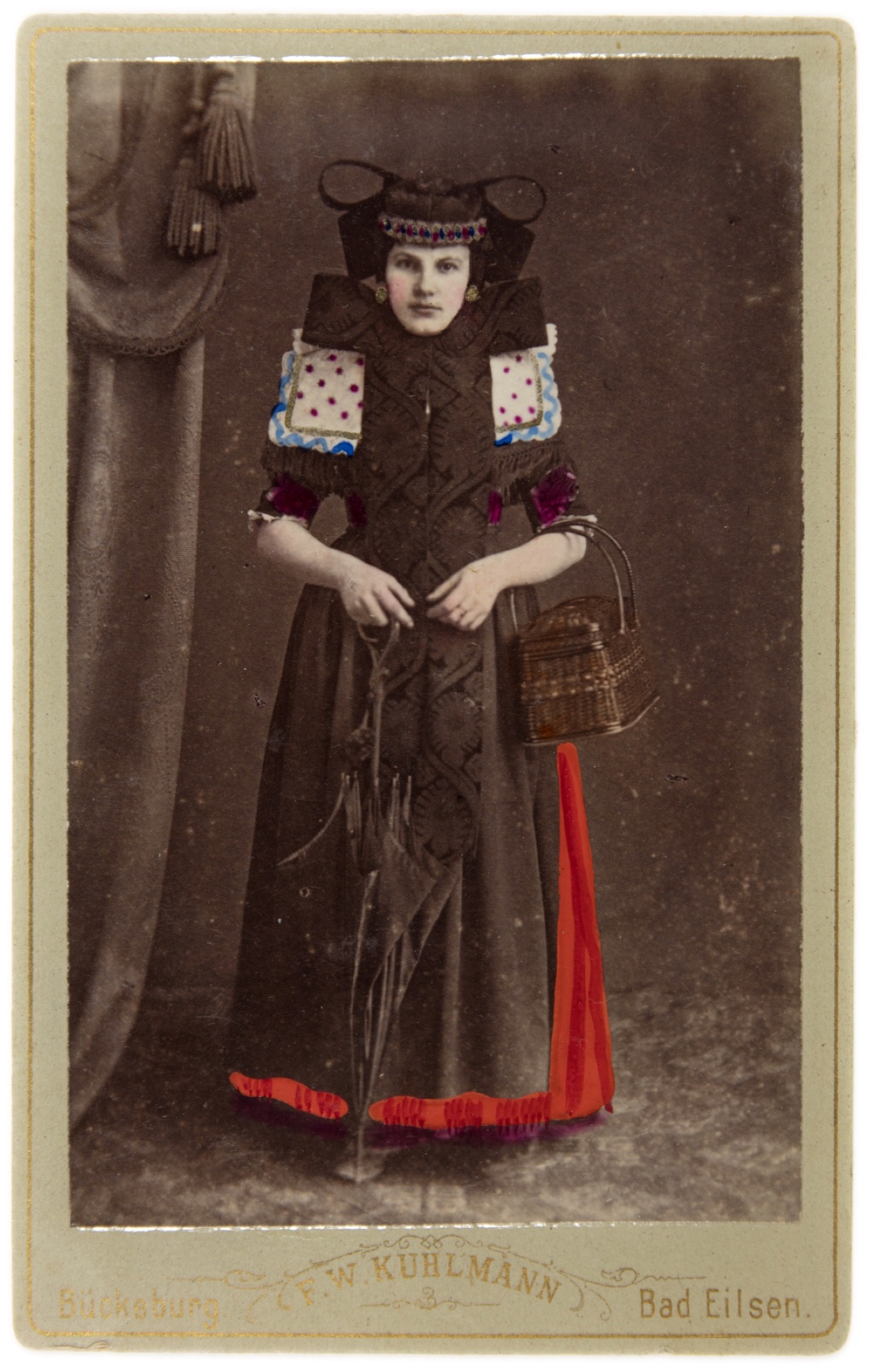 Handkoloriertes Porträt einer Frau in Bückeburger
Tracht aus dem Atelier F. W. Kuhlmann