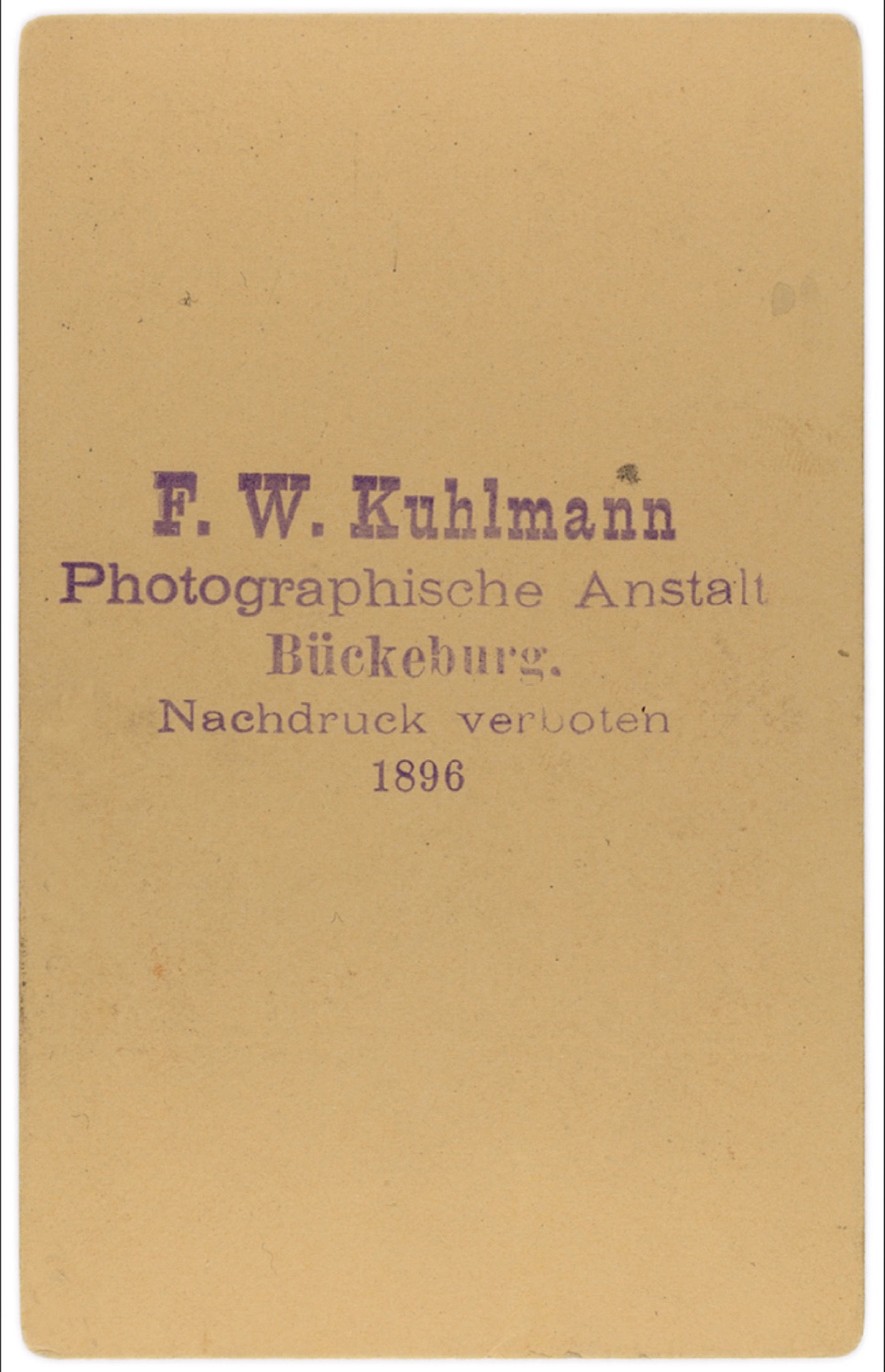 Rückseite mit dem Vermerk F. W. Kuhlmann,
Photographische Anstalt Bückeburg, Nachdruck verboten,
1896