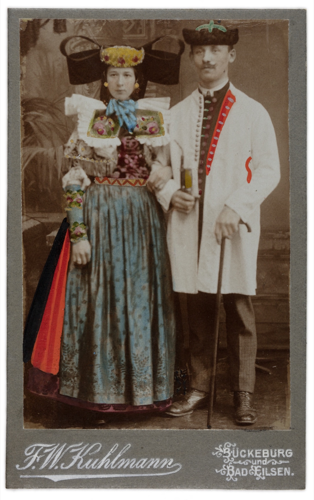 Vorderseite
eines Trachtenporträts aus dem Atelier F. W. Kuhlmann