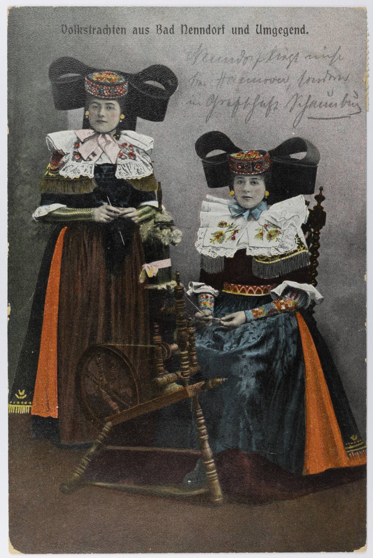 Kolorierte Ansichtskarte: Zwei Frauen in Tracht mit Handarbeit und Spinnrad. Verlag F. W. Kuhlmann