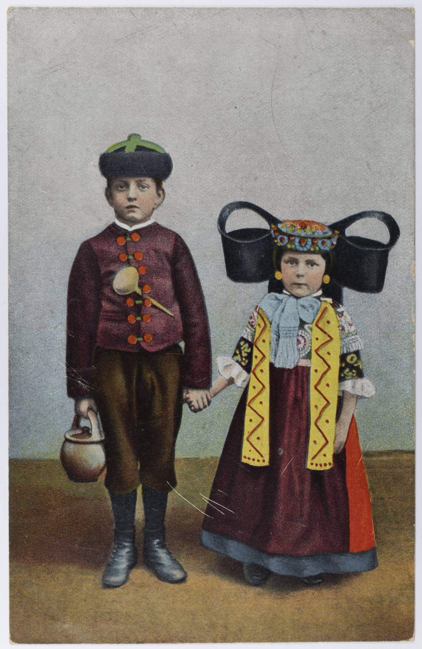 Kolorierte Ansichtskarte: Zwei Kinder in Schaumburger Tracht. Verlag F. W. Kuhlmann