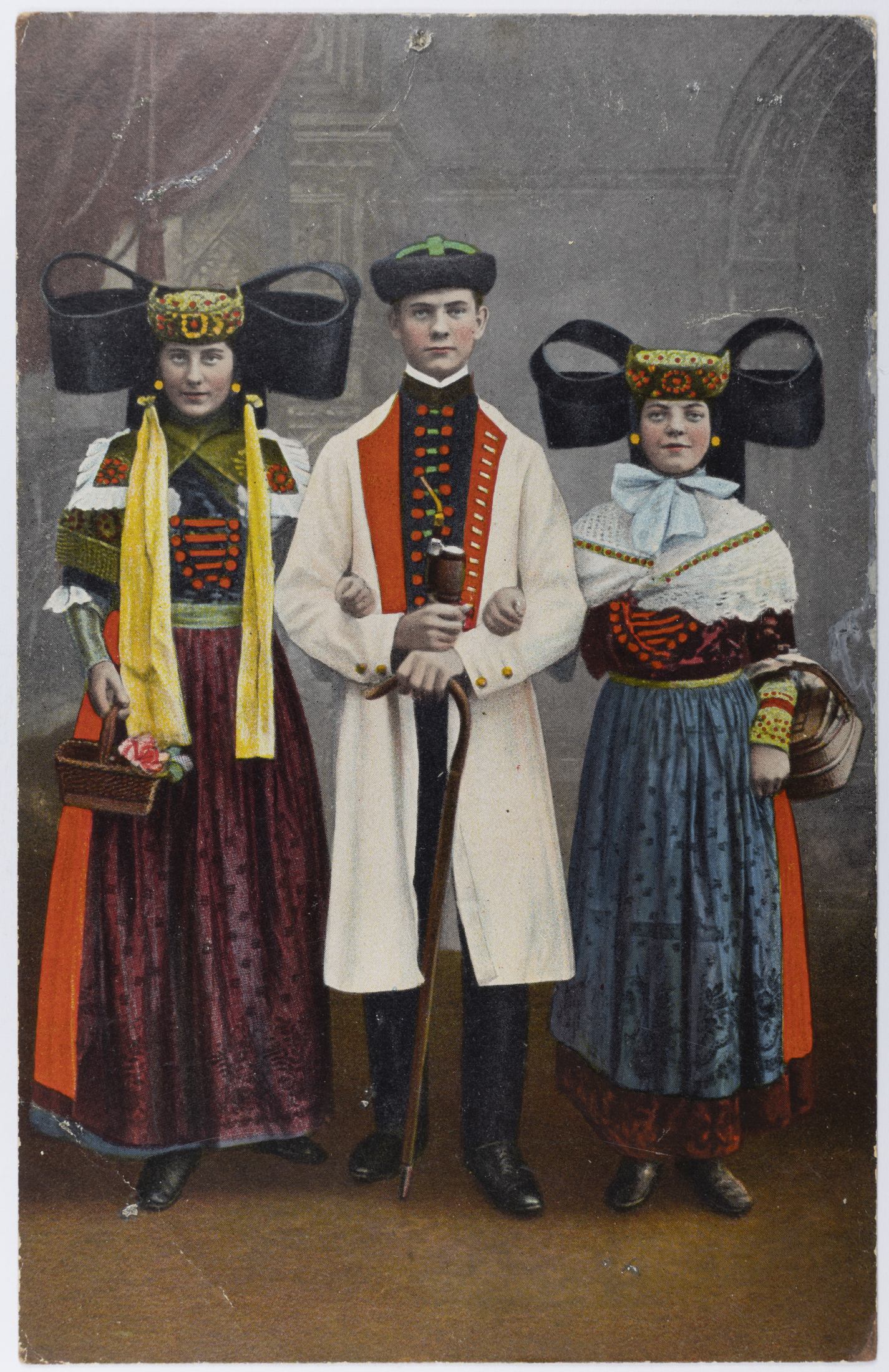 Kolorierte Ansichtskarte: Zwei Frauen und ein Mann in Schaumburger Tracht. Verlag F. W. Kuhlmann