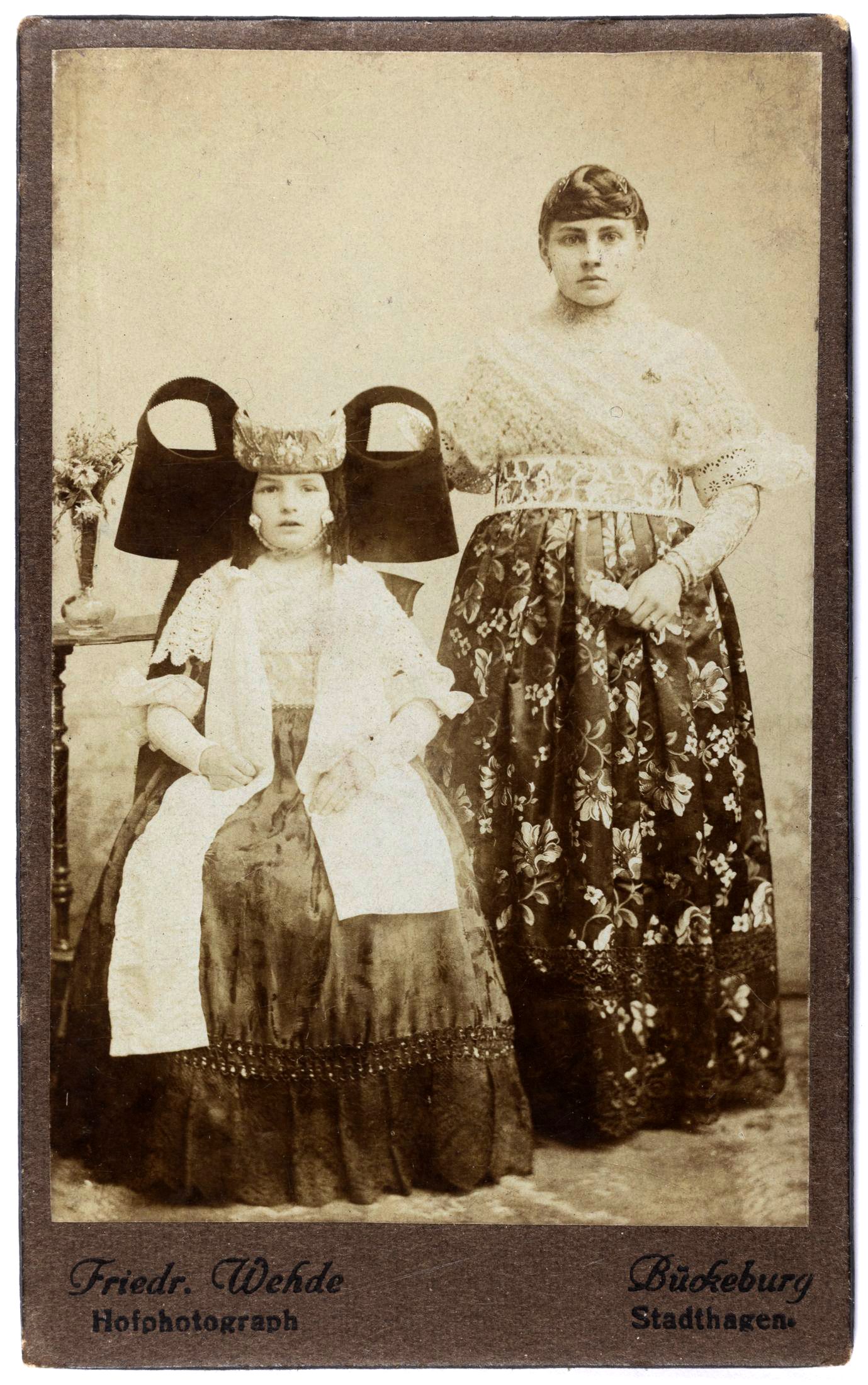 Porträt einer sitzenden Frau in Tracht mit einer stehenden jungen Frau, Atelier Friedrich Wehde