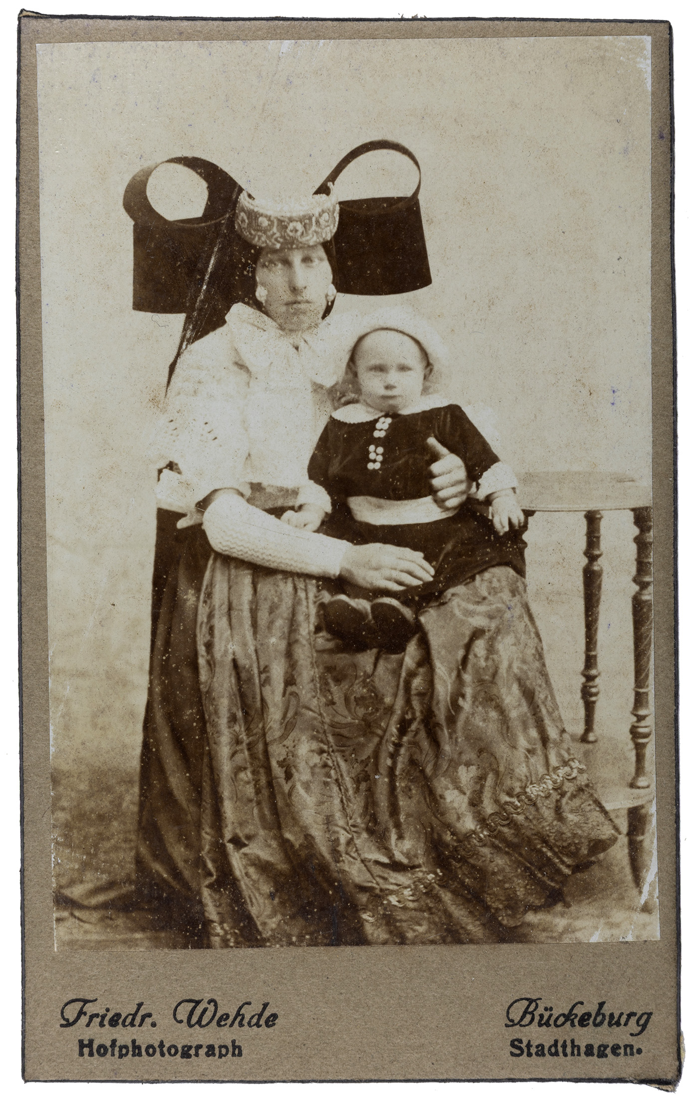 Handkoloriertes Gruppenporträt mit zwei Frauen in Tracht und zwei Männern, Atelier Friedrich Wehde