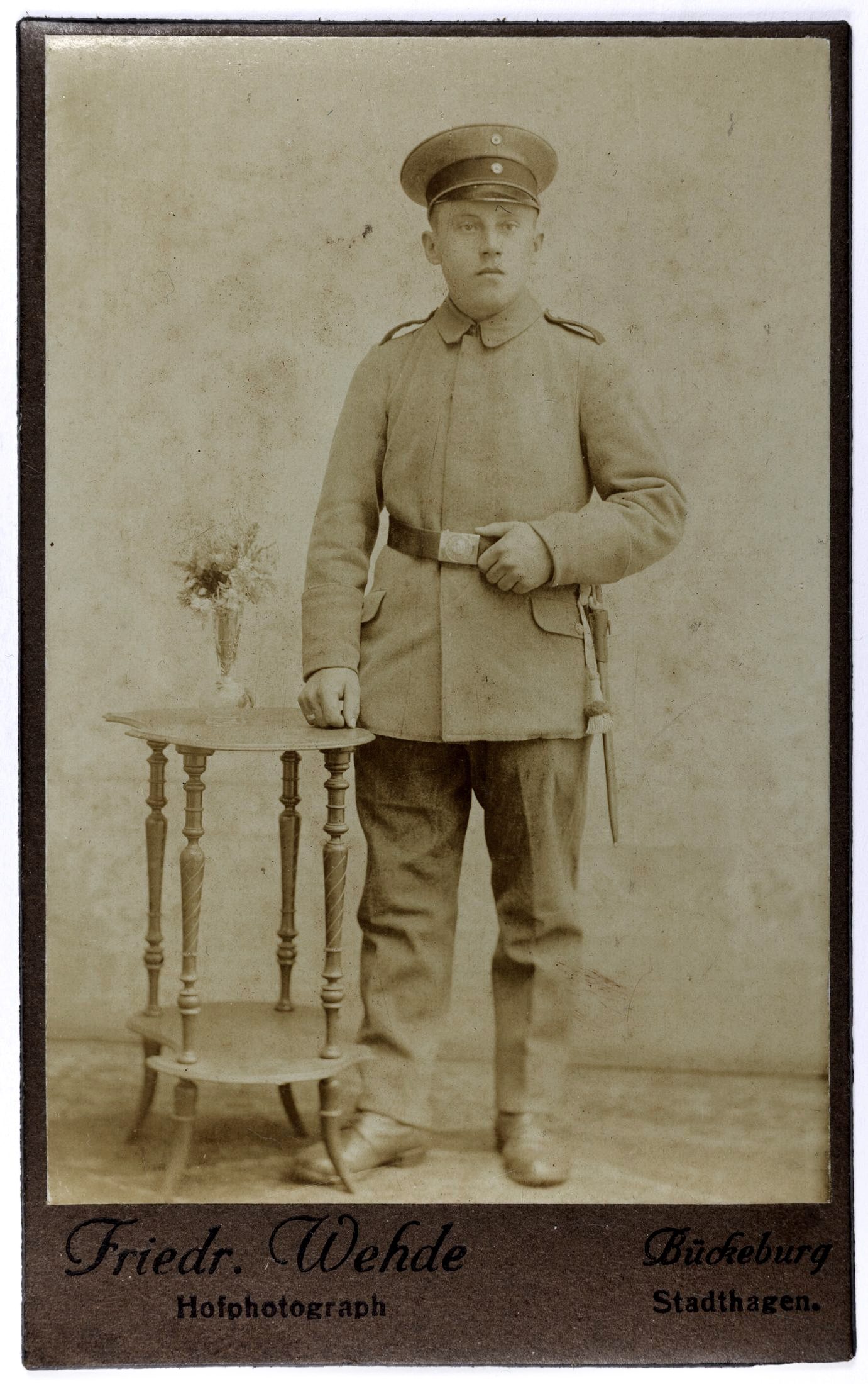 Porträt eines stehenden Soldaten in Uniform, Atelier Friedrich Wehde