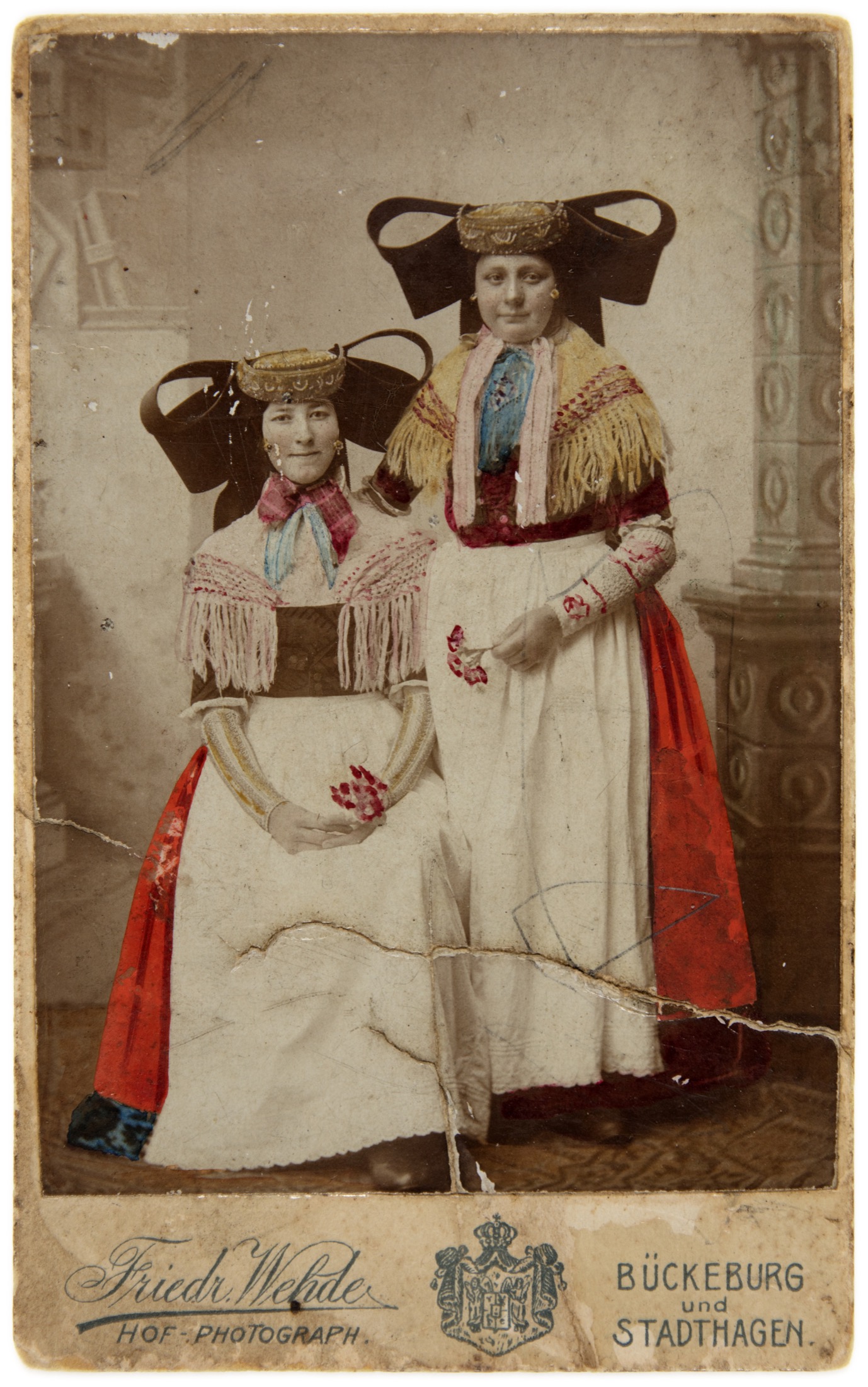 Handkoloriertes Porträt zweier Frauen in Bückeburger Tracht aus dem Atelier Friedrich Wehde