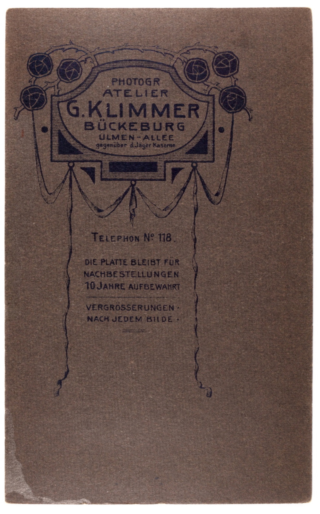 Rückseite des Ateliers G. Klimmer in Bückeburg
mit Hinweis auf zehn Jahre Aufbewahrung der Platte