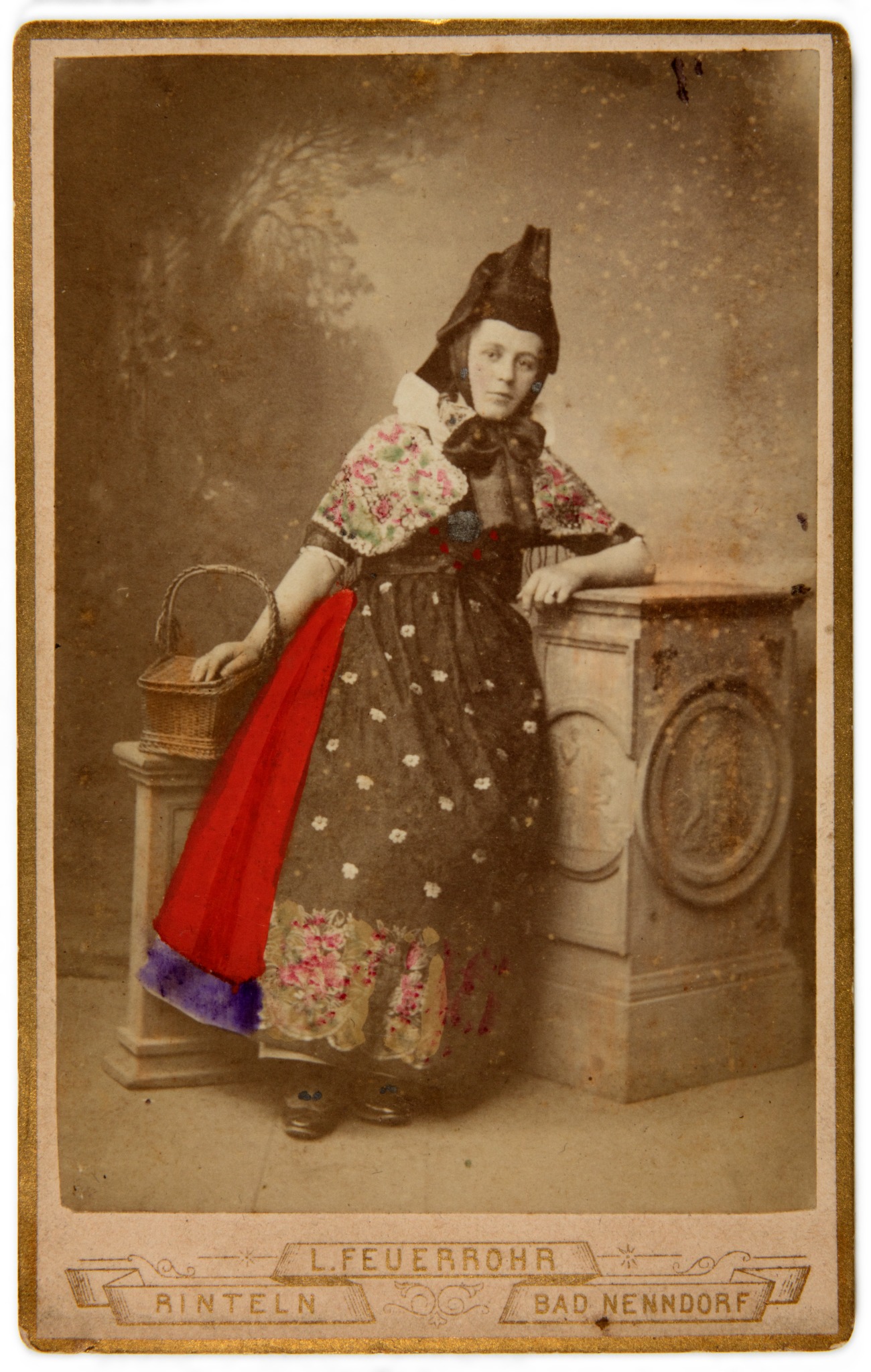 Vorderseite
einer handkolorierten Trachtenfotografie, Atelier L.
Feuerrohr, Rinteln und Bad Nenndorf