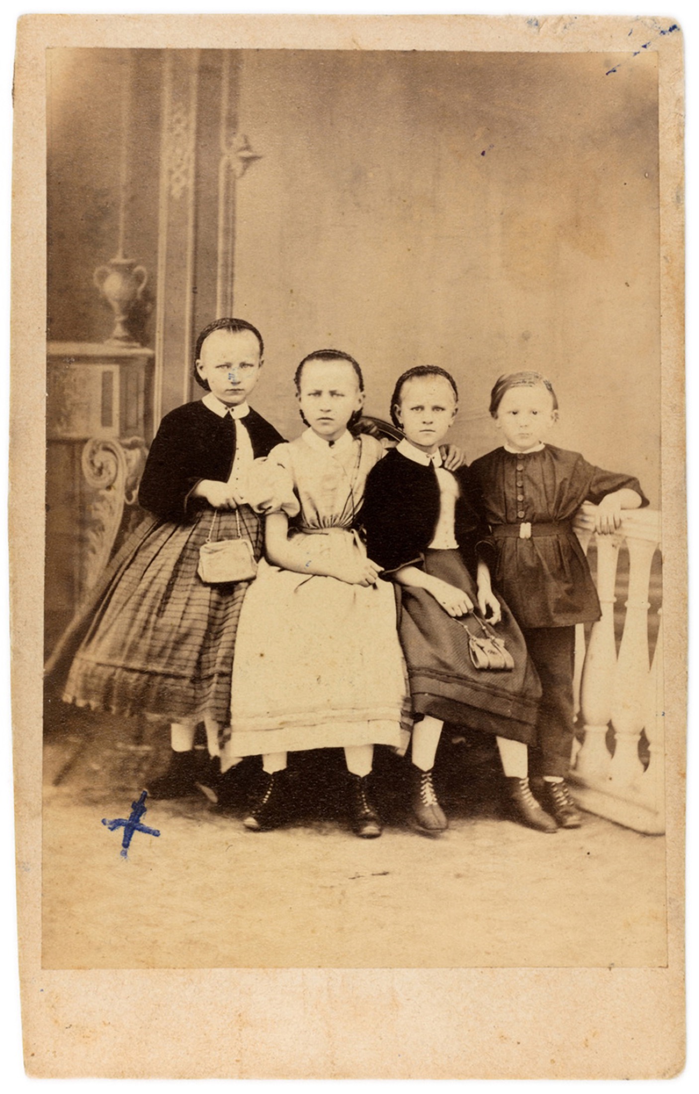Platzhalter für
Porträtaufnahme von vier Mädchen, ca. 1870