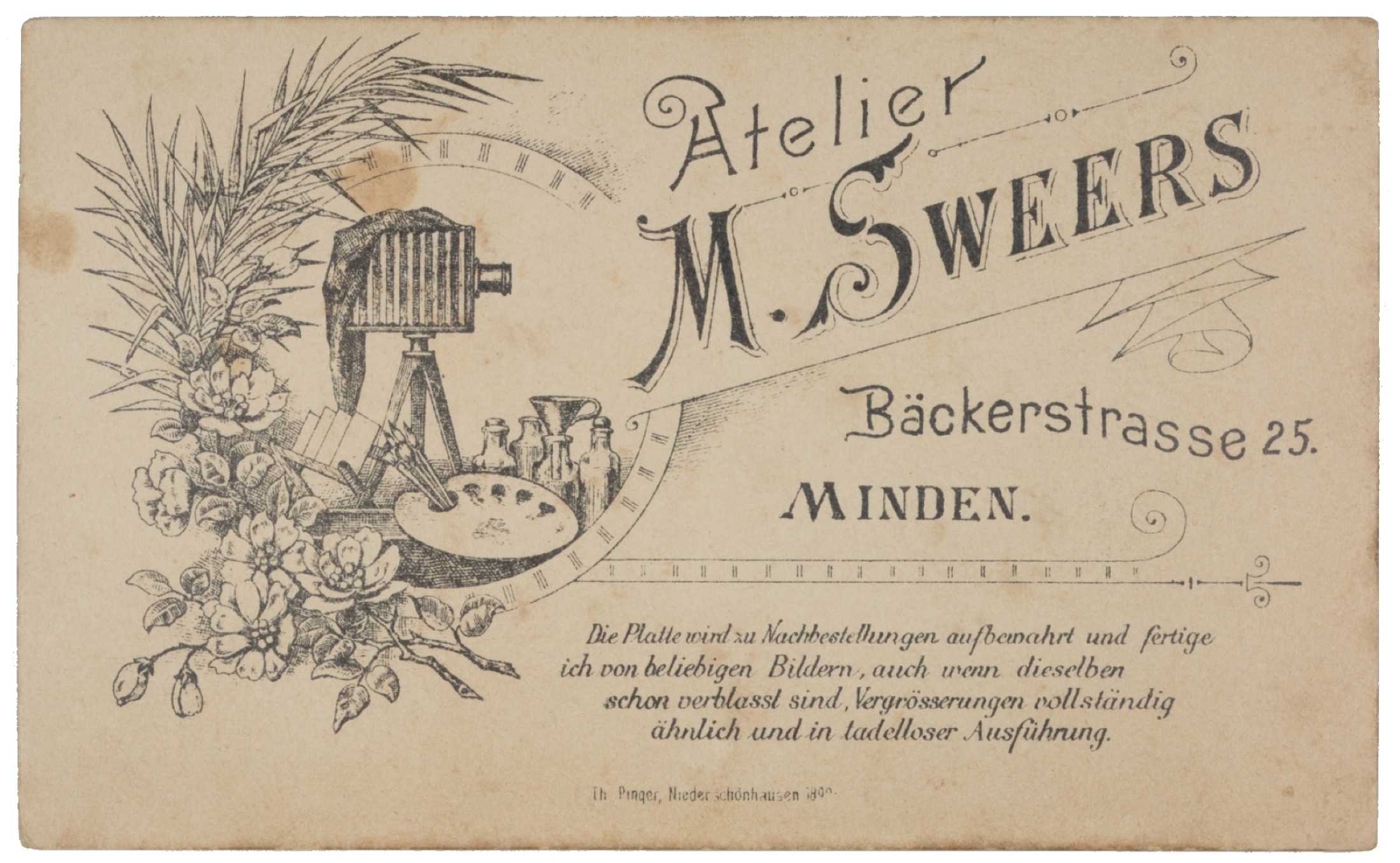 Rückseite des Ateliers M. Sweers, Bäckerstraße 25
in Minden, mit Hinweis auf Nachbestellungen und
Vergrößerungen
