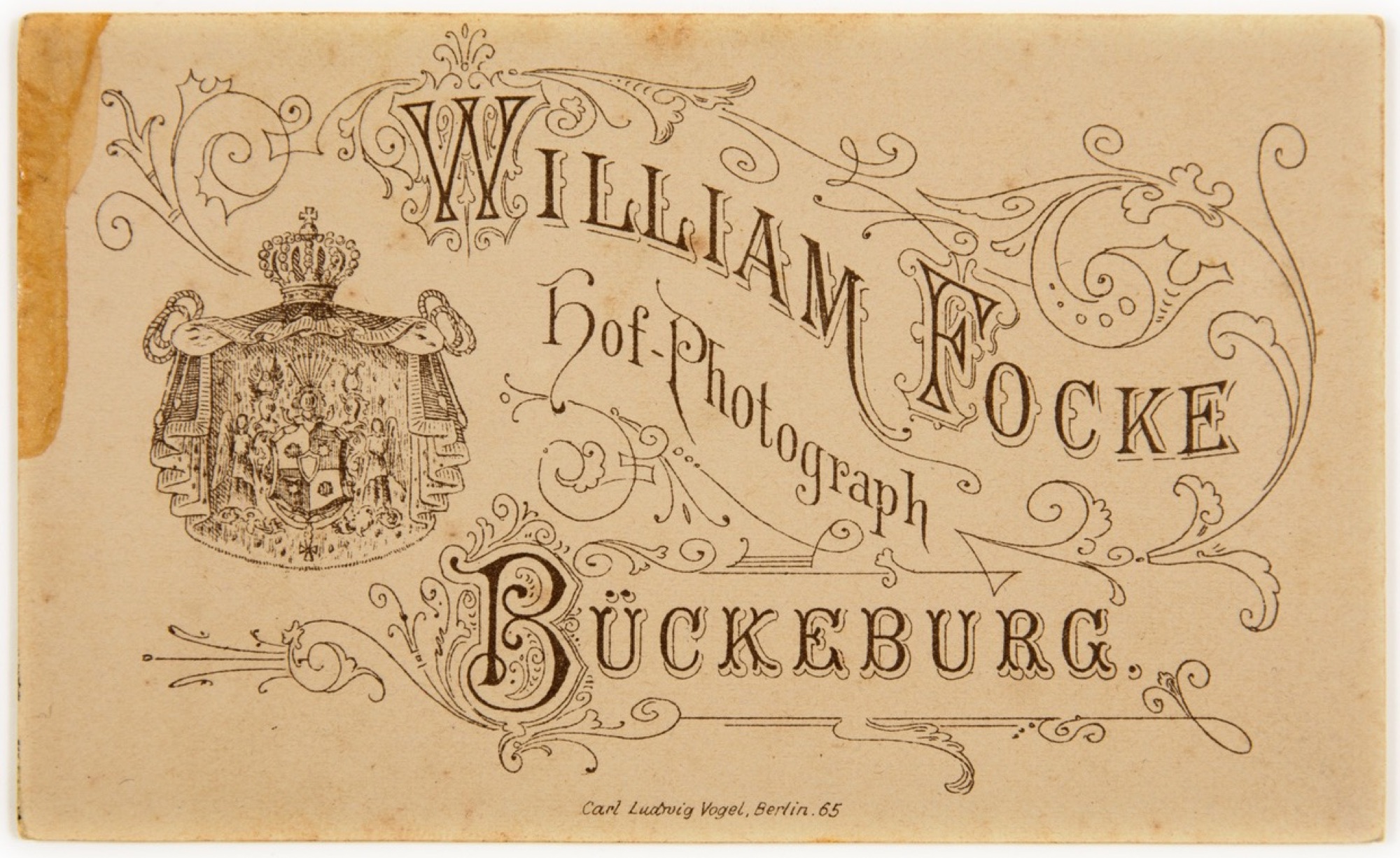 Waagerecht ausgerichtete Rückseite einer
Atelierkarte mit dem Aufdruck William Focke,
Hof-Photograph, Bückeburg