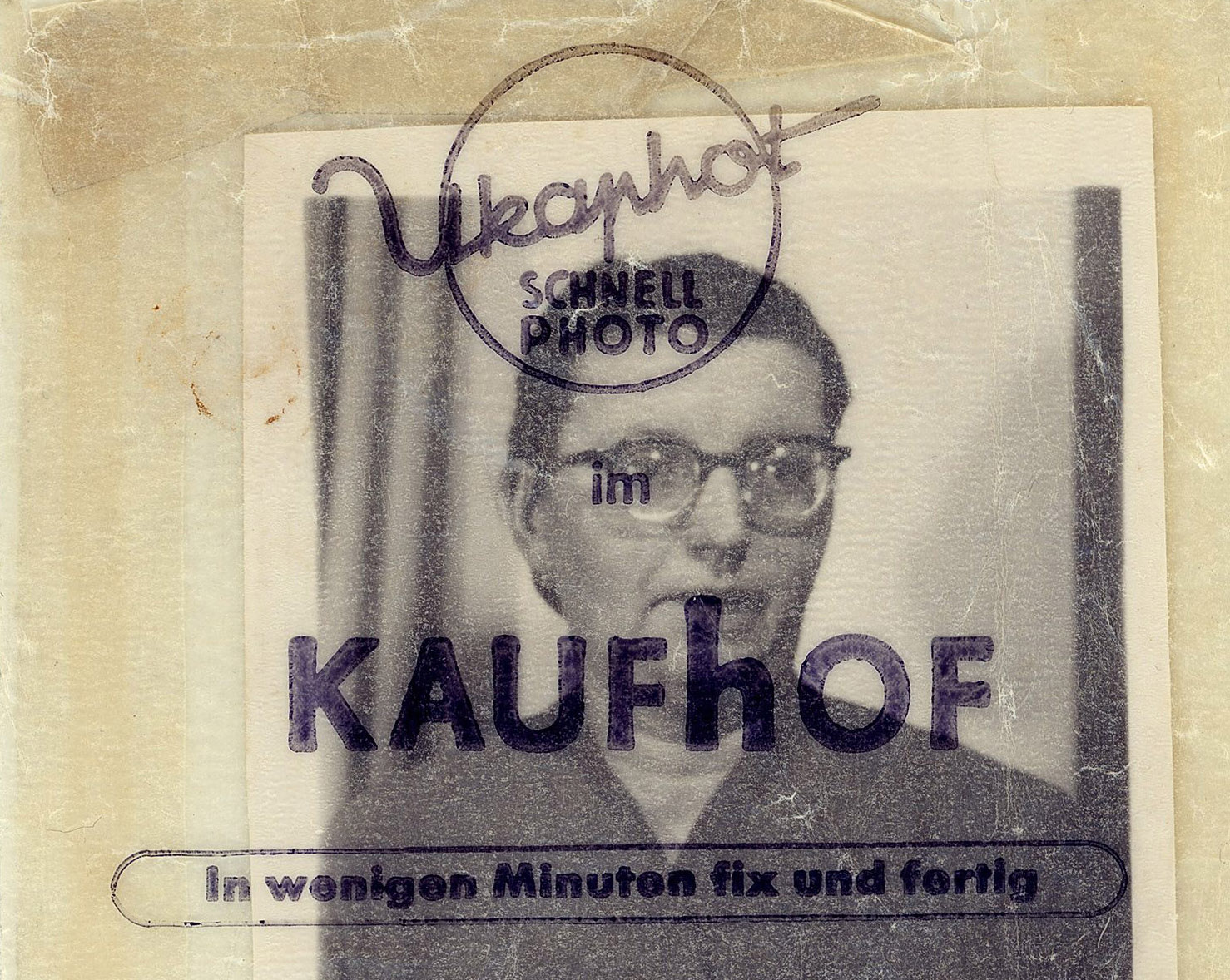Porträt der Frau in der bedruckten Pergaminhülle „Ukaphot Schnell Photo im Kaufhof“