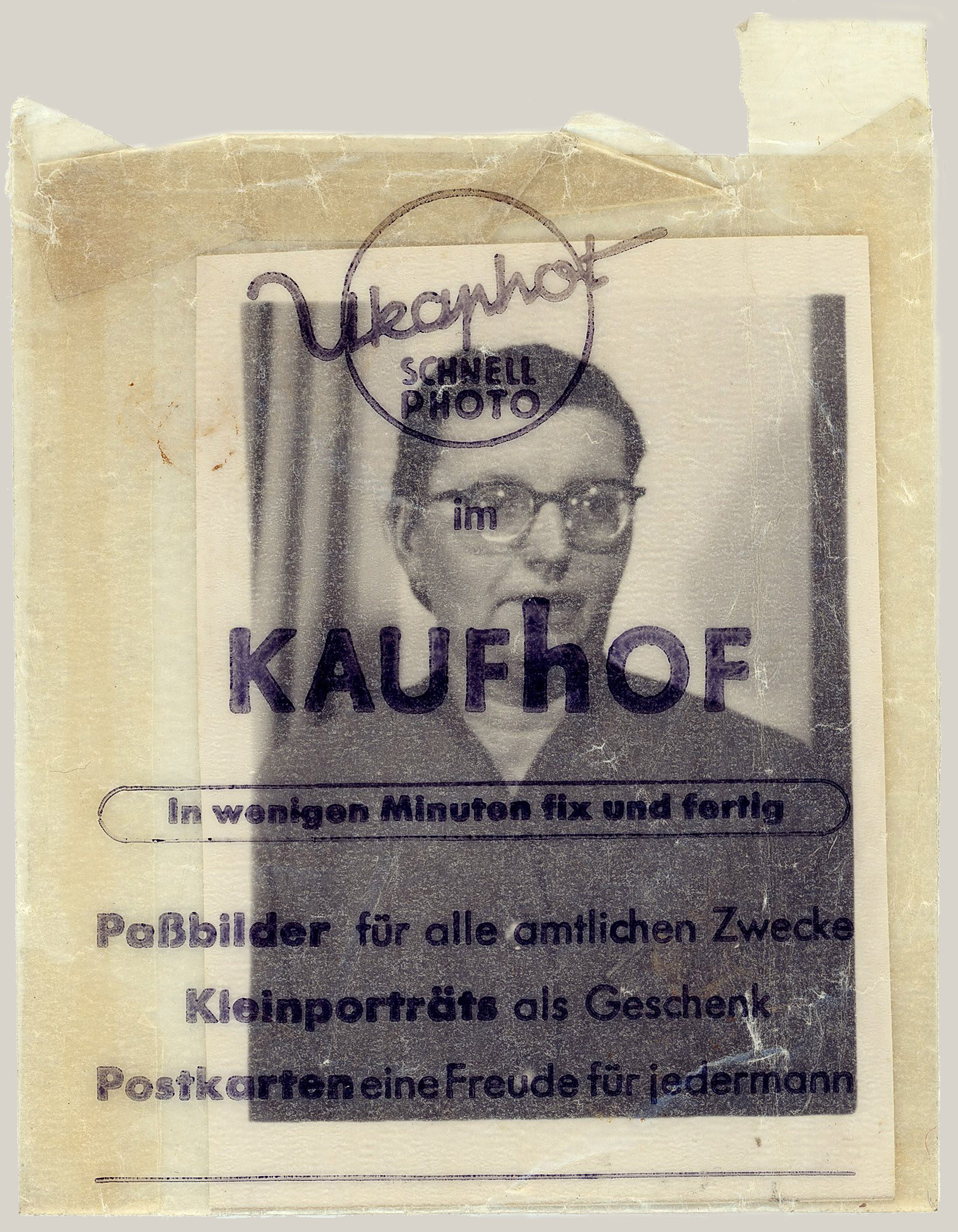 Porträt der Frau in der vollständig sichtbaren bedruckten Ukaphot-Pergaminhülle