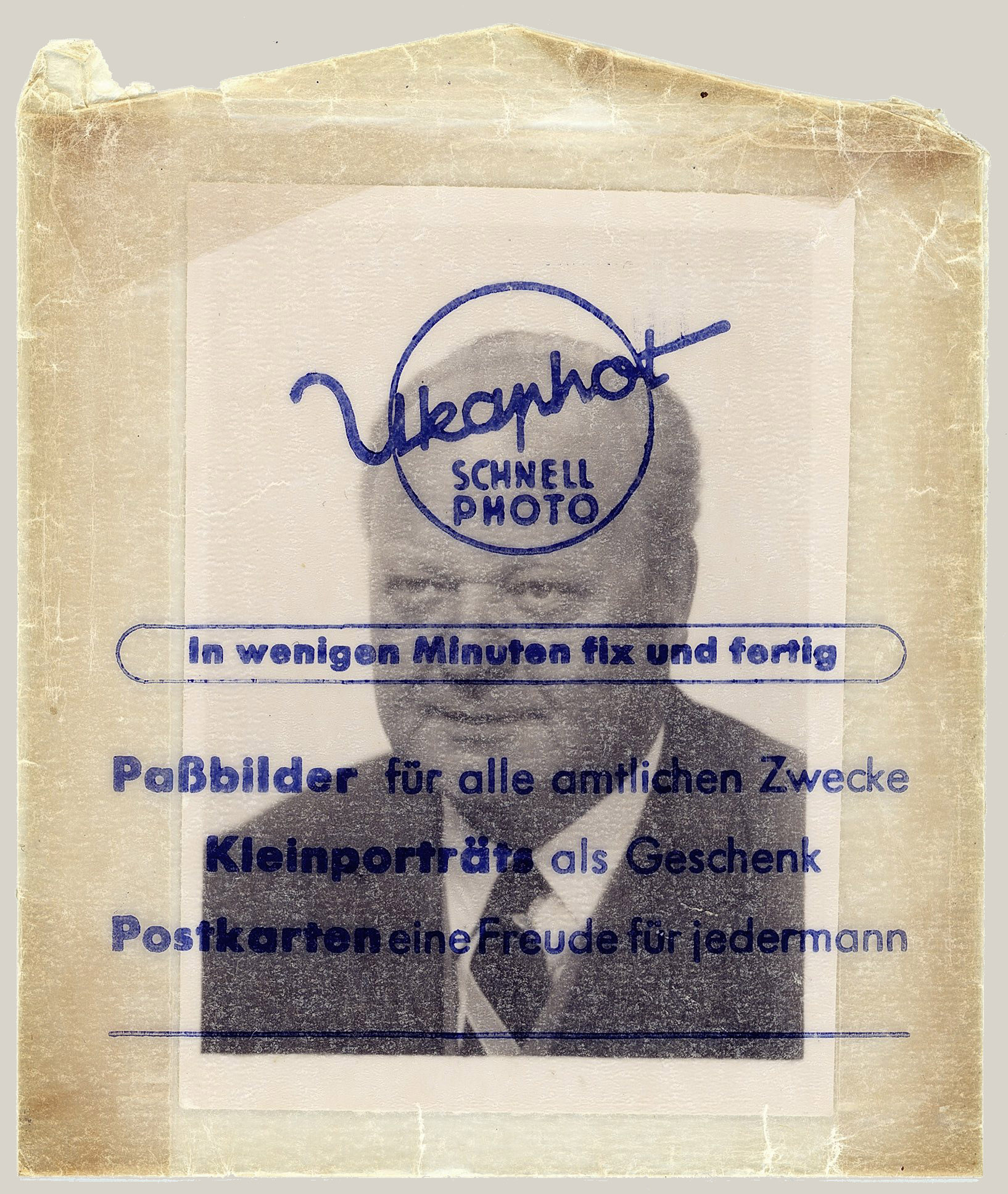 Porträt eines Mannes in einer zweiten bedruckten Kaufhof-Pergaminhülle