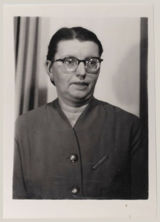 Der einzelne fotografische Abzug mit dem Porträt der Frau